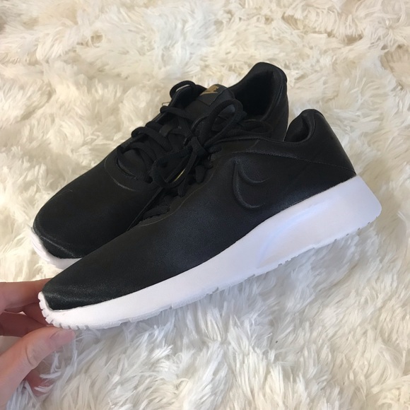 NEW Women’s Nike Tanjun Running Shoes - Picture 3 of 8